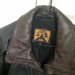 Hi, I’m selling my husbands black leather jacket with dark brown double collar.